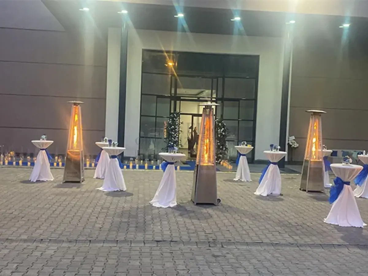 Beyaz Masa Sandalye Düzeni İstanbul - Reel Organizasyon gerçek kurulum görseli